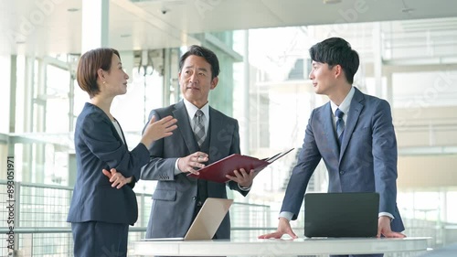 会議をする3人のビジネスマン