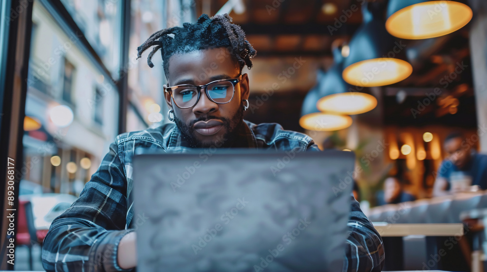 Obraz premium Young modern entrepreneur working on his laptop