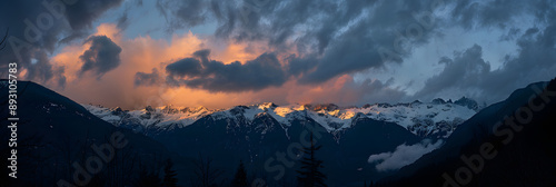 Pôr do sol em uma montanha coberta de neve photo