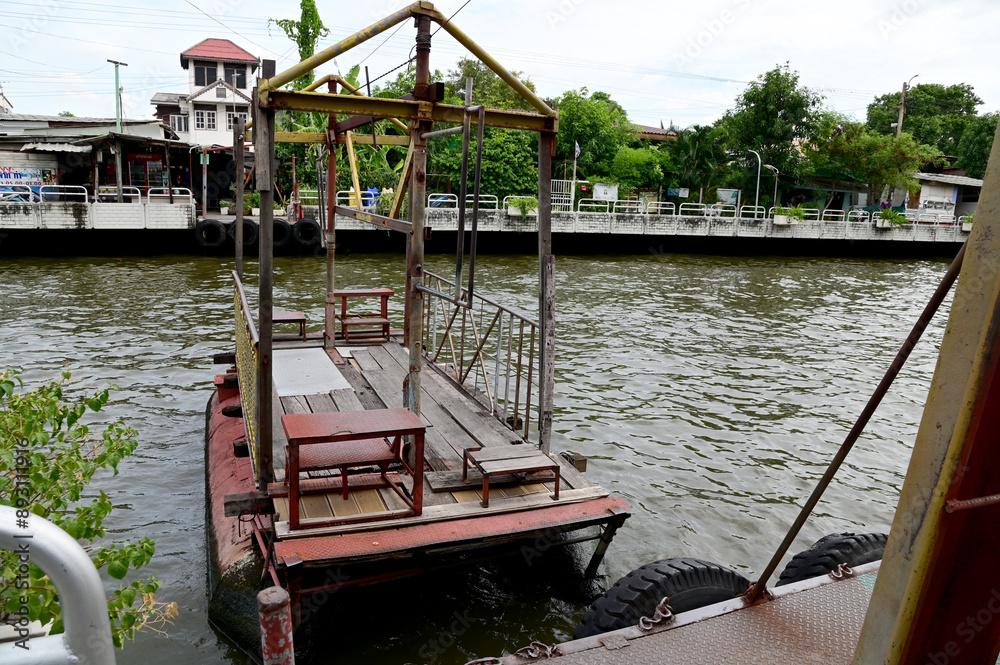 Obraz premium BANGKOK, THAILAND - July 29, 2024 : Wooden raft and iron fence for crossing the Saen Saep Canal and hoisting with slings at Bangkok, Thailand.