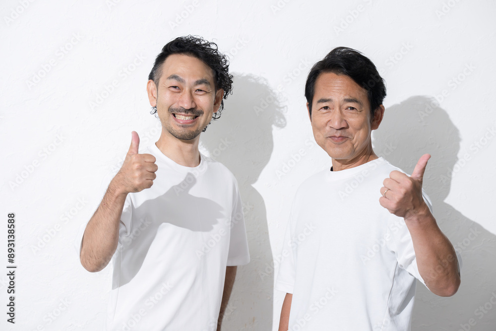 Two middle-aged men smiling and looking at the camera Images of hair removal, skin care, and men's beauty Poses for “like” and “good