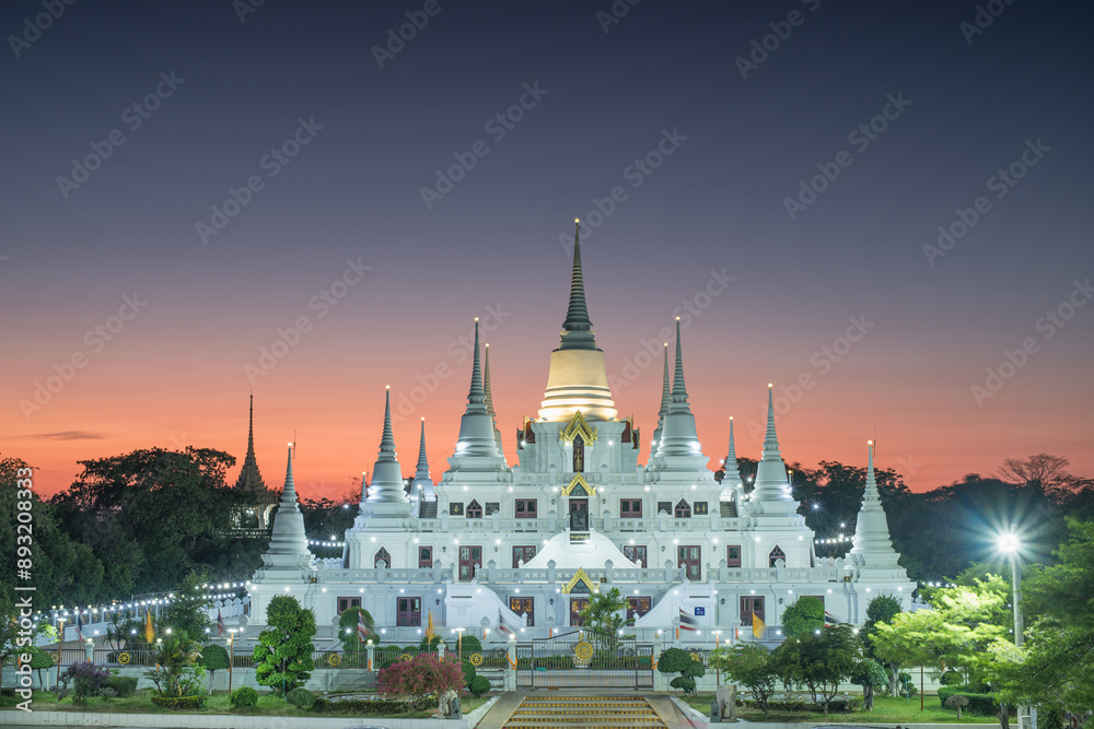 Obraz premium White pagoda at Asokaram temple, one of the famous public places in Samut Prakan Province, Thailand