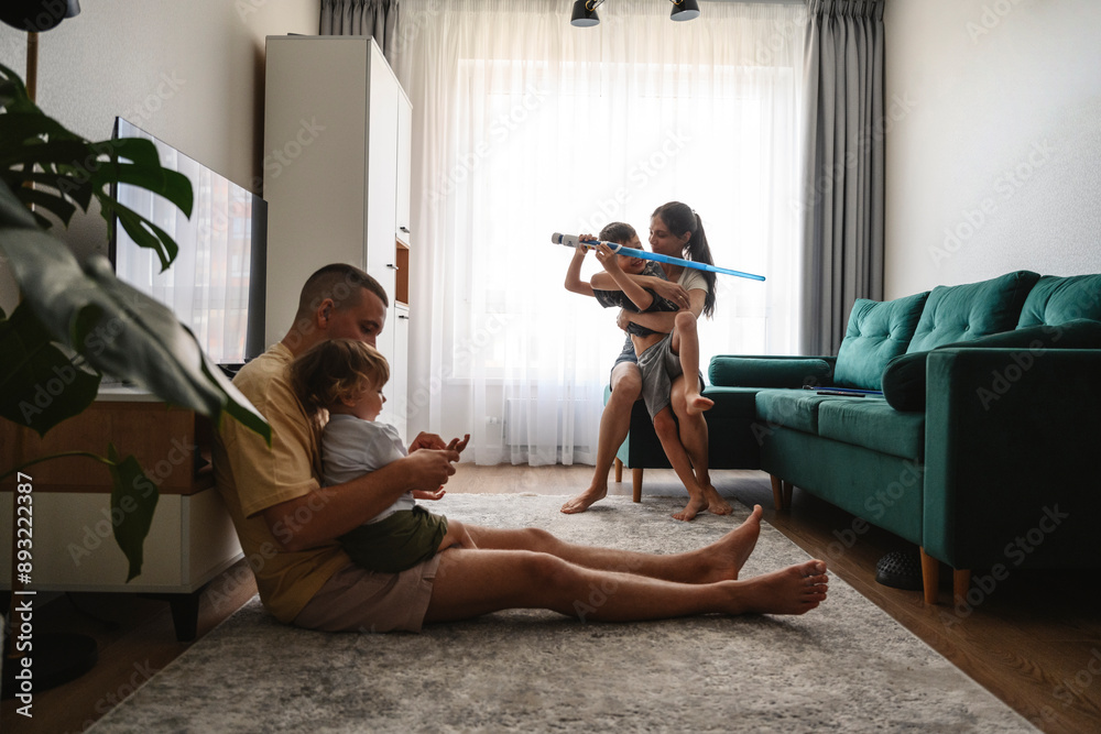 © Westend61 - Mother and father playing with kids at home © Westend61 - Mother and father playing with kids at home