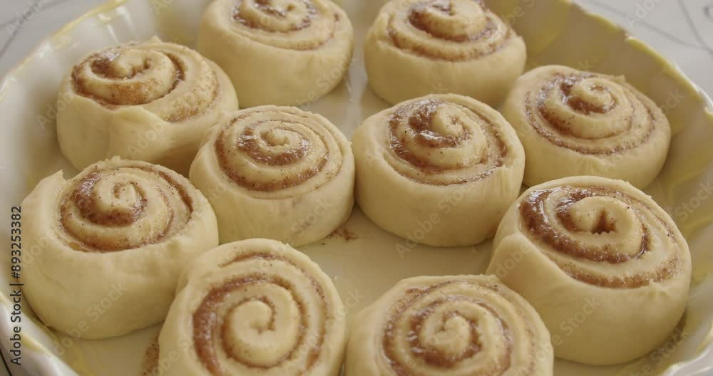 Step-by-step instructions for making cinnamon rolls. Place the buns in the mold. Step-by-step instructions for making cinnamon rolls. Place the buns in the mold.