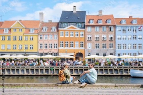 Foto Copenhagen Couple's Canalside Chat