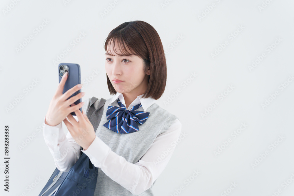 スマホを使う女子高校生 スマホを使う女子高校生