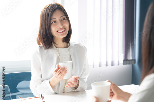 オフィスで話をしている女性2人