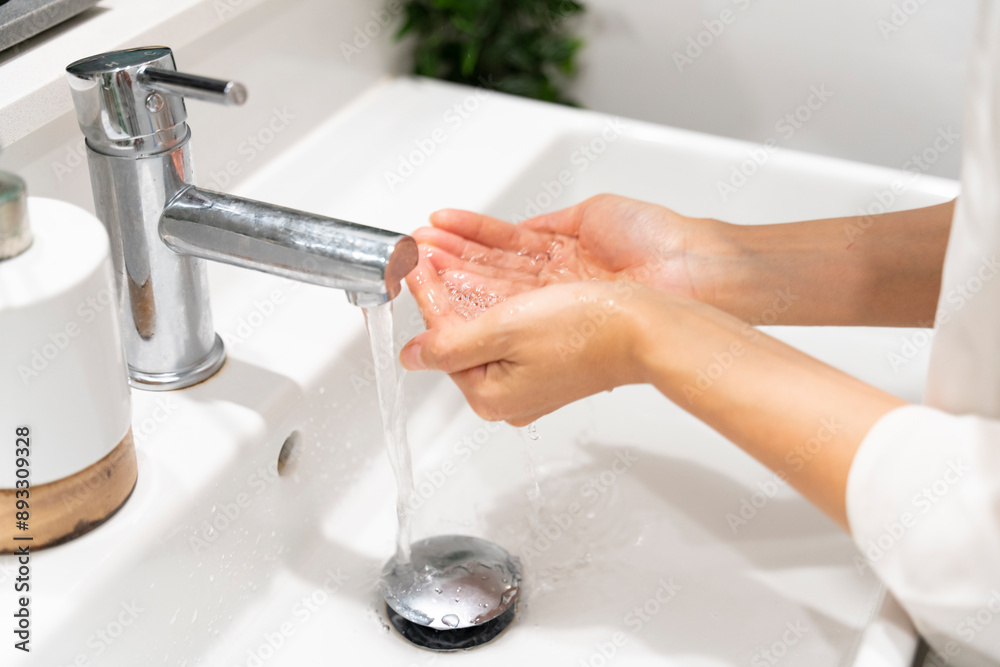 蛇口から水を受けている女性の手元 蛇口から水を受けている女性の手元