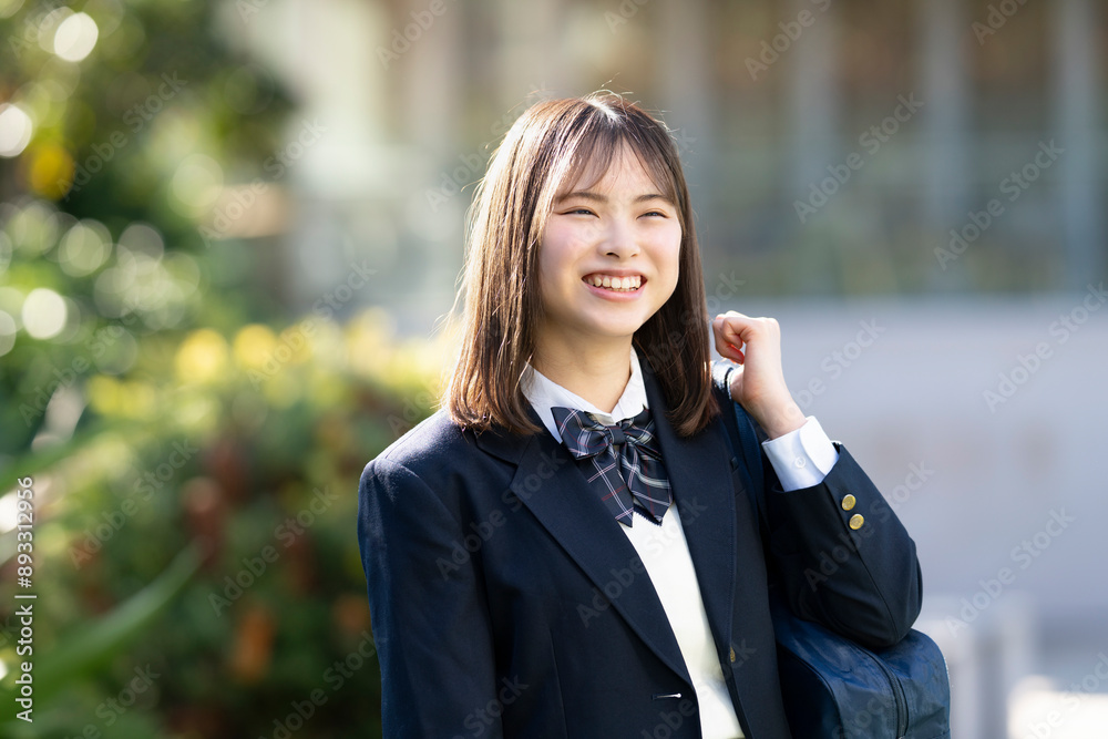 笑っている制服姿の女子高生 笑っている制服姿の女子高生