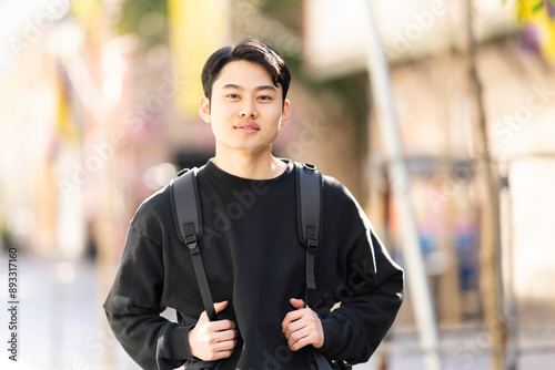 街を一人で歩いている男性