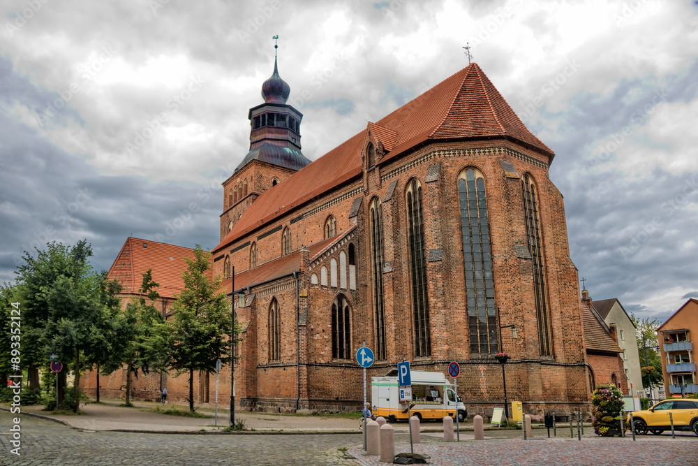 malchin, deutschland - st. maria und johanniskirche im stadtzentrum