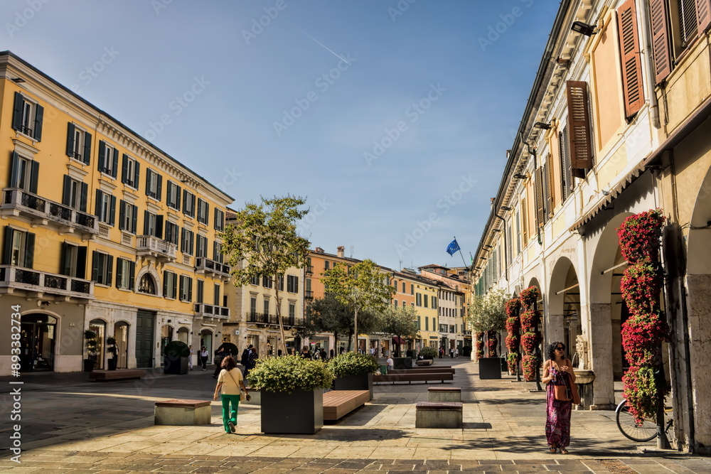 brescia, italien - shoppingmeile in der altstadt