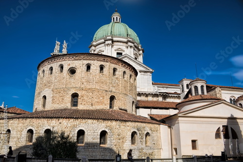 brescia, italien - alter und neuer dom aus der seitenansicht