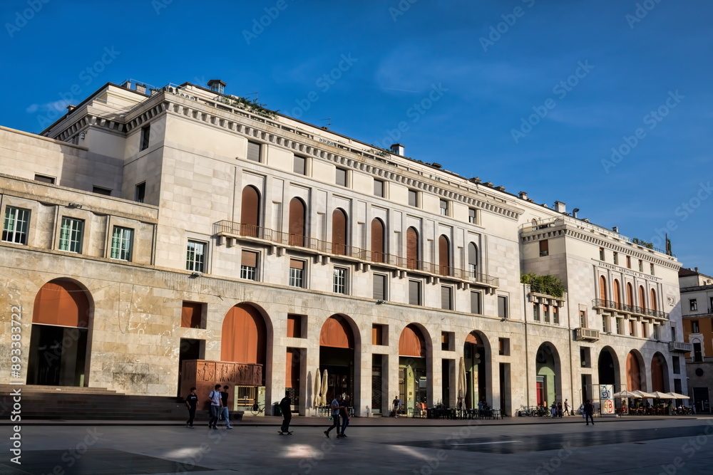 brescia, italien - gebäude an der piazza della vittoria