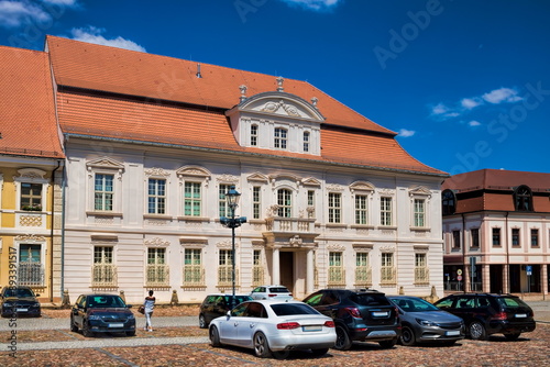 zerbst, deutschland - schlossfreiheit und rathaus am marktplatz