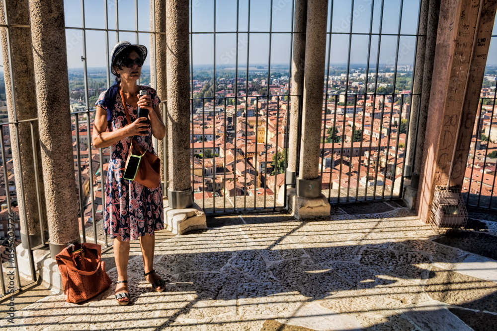 cremona, italien - 10.10.2023 - eine frau auf der aussichtsplattform vom dom