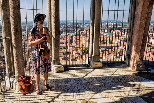 Obraz na płótnie cremona, italien - 10.10.2023 - eine frau auf der aussichtsplattform vom dom w salonie