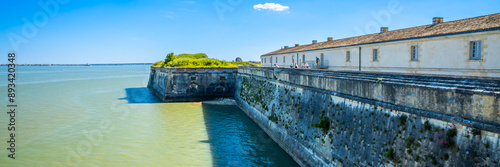 Φωτογραφία Fortified wall and ramparts of the citadel of Le Chateau d'Oleron, France