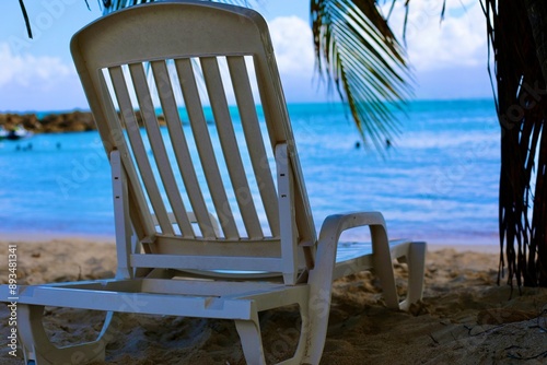 Chaise avec vue sur une plage paradisiaque