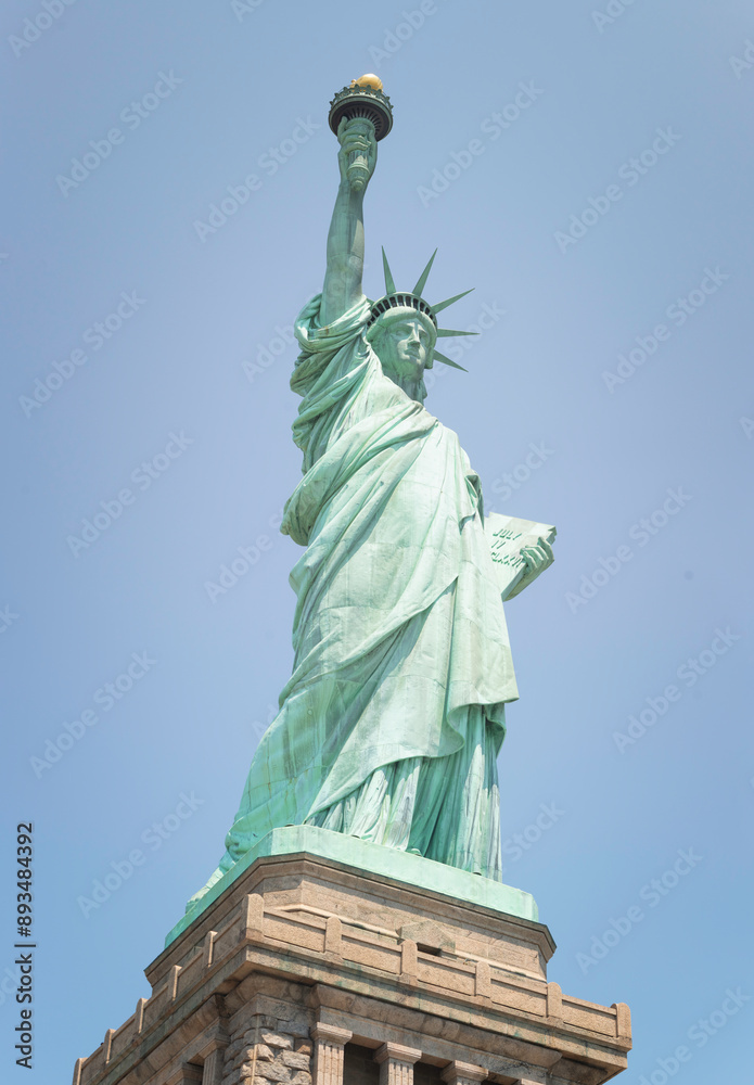 Obraz premium Statue de la liberté à New York, etats unis d'amerique, photo HD sur fond de ciel uni bleu.