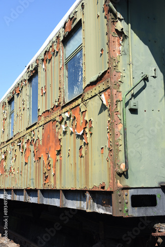 alter verrosteter Personenwaggon, lost place photo