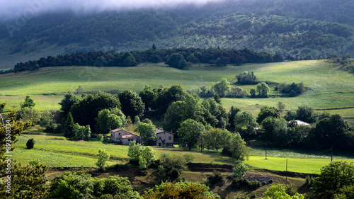 Paysage pittoresque du massif du Vercors autour du village de La vacherie dans le département de la Drôme en France au printemps photo