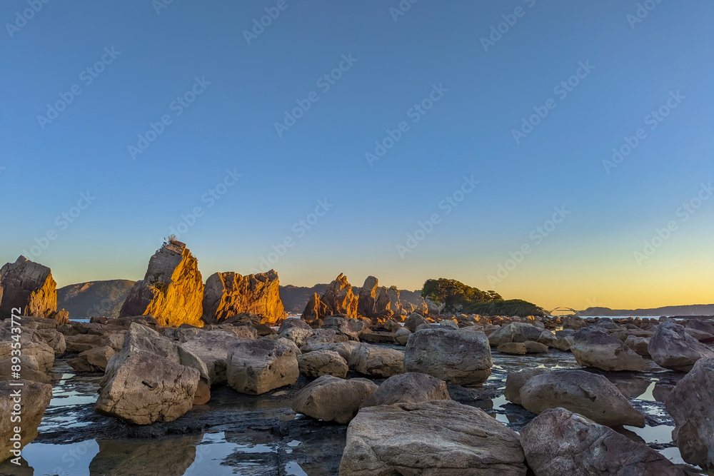 Fototapeta premium 夕日が照らす海岸の橋杭岩