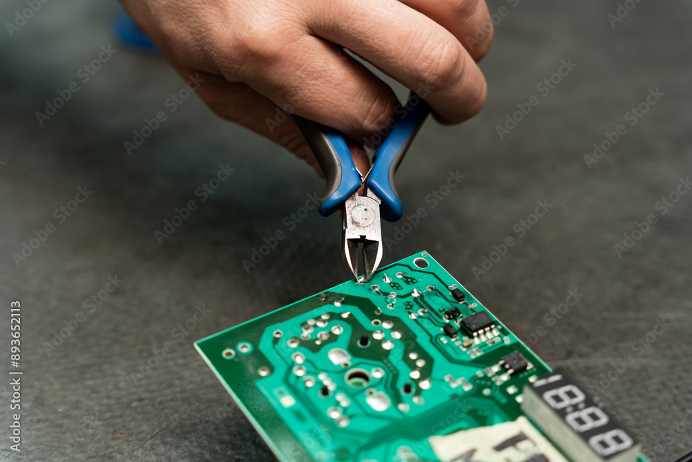 Service for repairing electrical devices. Service for repairing electrical devices.
