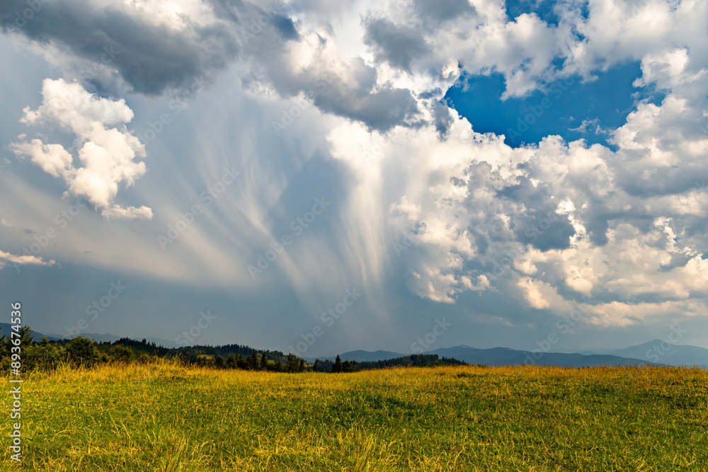 Obraz premium Beautiful landscape in the mountains with clouds on a summer day.