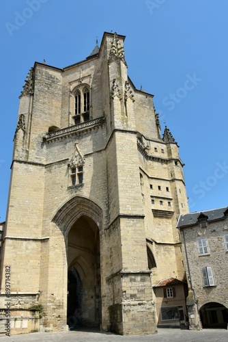 Le porche d’entrée de la Collégiale Notre-Dame de Villefranche-de-Rouergue dans l’Aveyron 