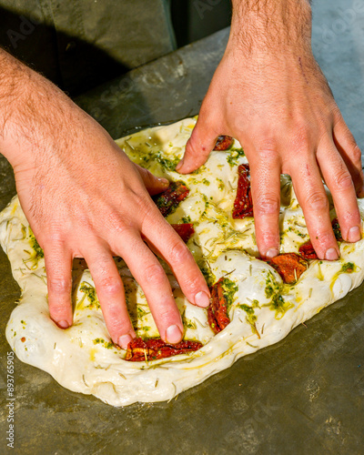 Pizza cruda masa preparación manos photo