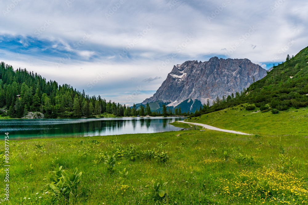 Obraz premium Panoramic mountain tour in Ehrwald via the Tajatorl to the Drachensee and Seebensee lakes