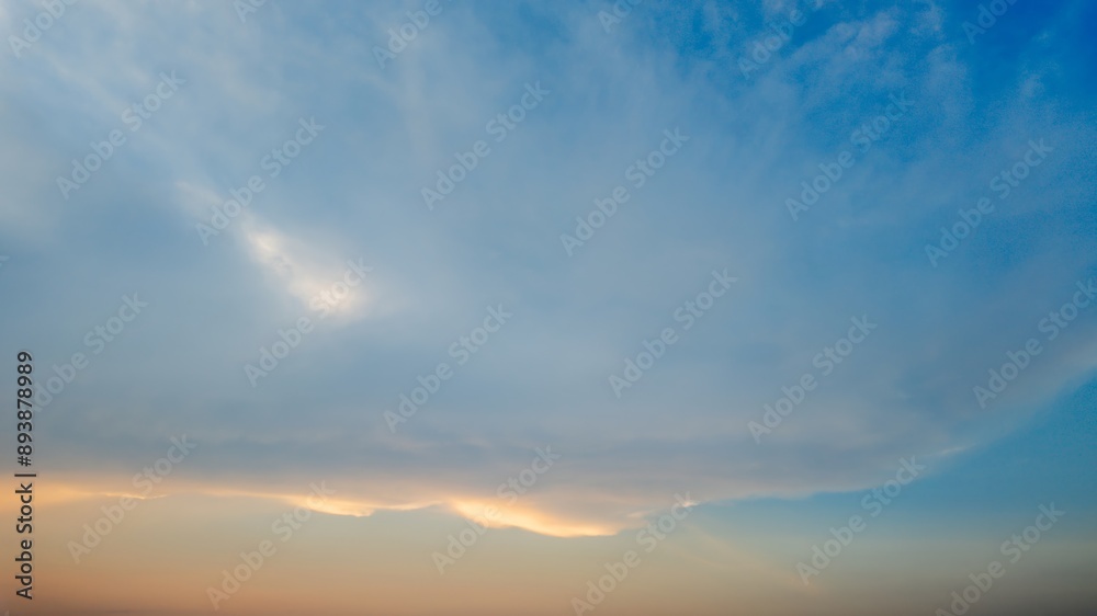 Obraz premium Serene sky at sunset with wispy clouds, symbolizing tranquility and peace, perfect for mental wellness themes and relaxation