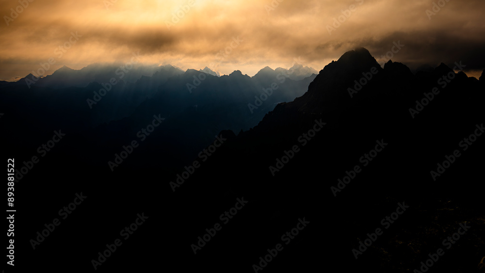 Obraz premium Dramatic sunrise over the Tatra Mountains from the Rysy Peak.