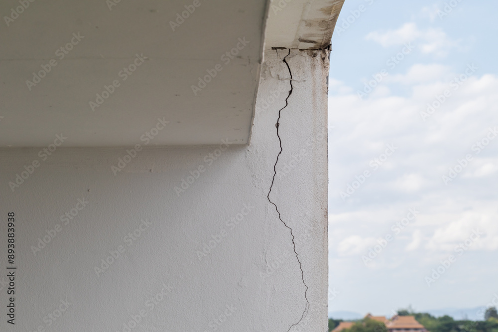 High-rise building structure wall cracks due to non-standard construction and earthquakes, causing structural problems and cracks in the walls, and waiting for an engineer's inspection to fix it. High-rise building structure wall cracks due to non-standard construction and earthquakes, causing structural problems and cracks in the walls, and waiting for an engineer's inspection to fix it.