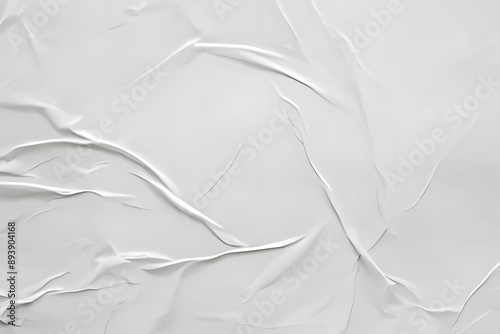 Fond blanc texturé avec des plis, design minimaliste.