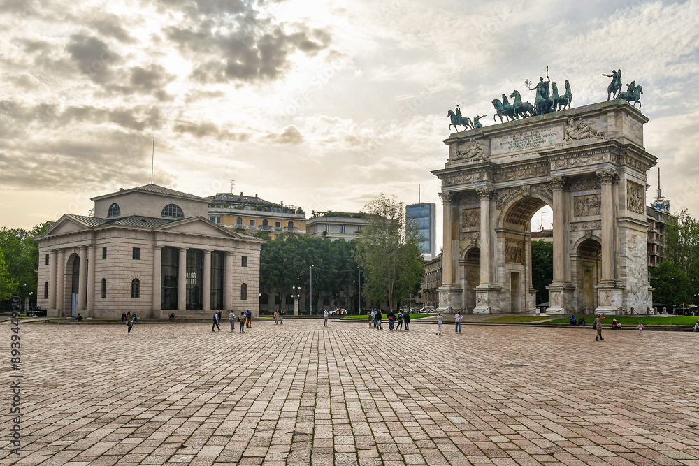 Obraz premium Sunset view of Piazza Sempione with the Arch of Peace (1838), Milan, Lombardy, Italy