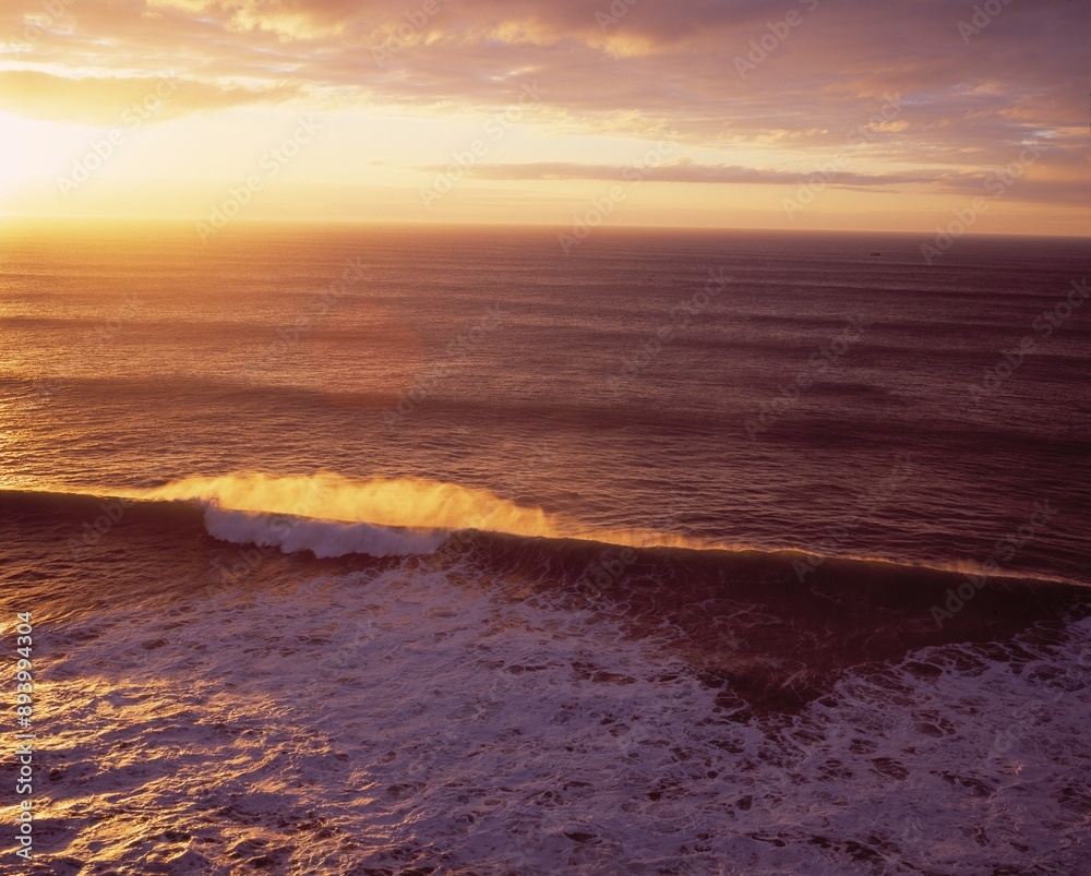 Obraz premium Sunset And Pacific Ocean Waves