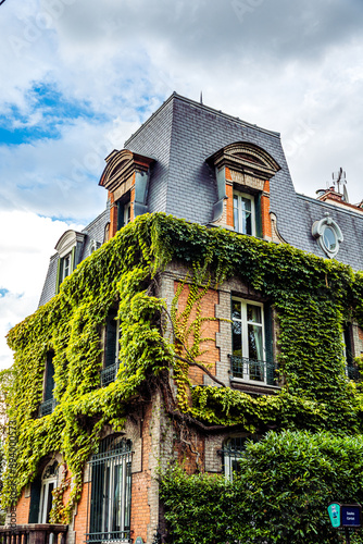 Fototapeta Glimpse of Rue des Saules at the insersection with Rue Cortot, typical street in the Butte of Montmartre,  18th arrondissement of Paris, France