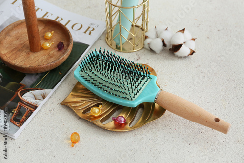 Hair brush with capsules, m...