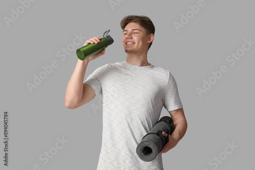 Sporty young man with bottl...