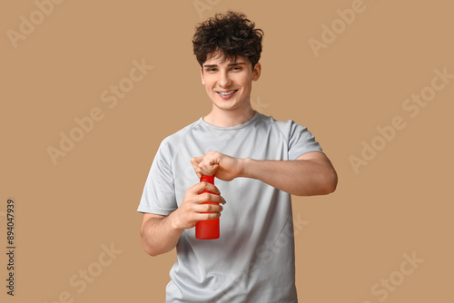 Sporty guy opening bottle o...