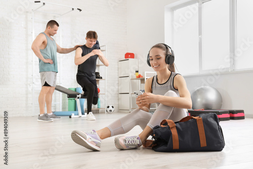 Sporty young woman in headp...