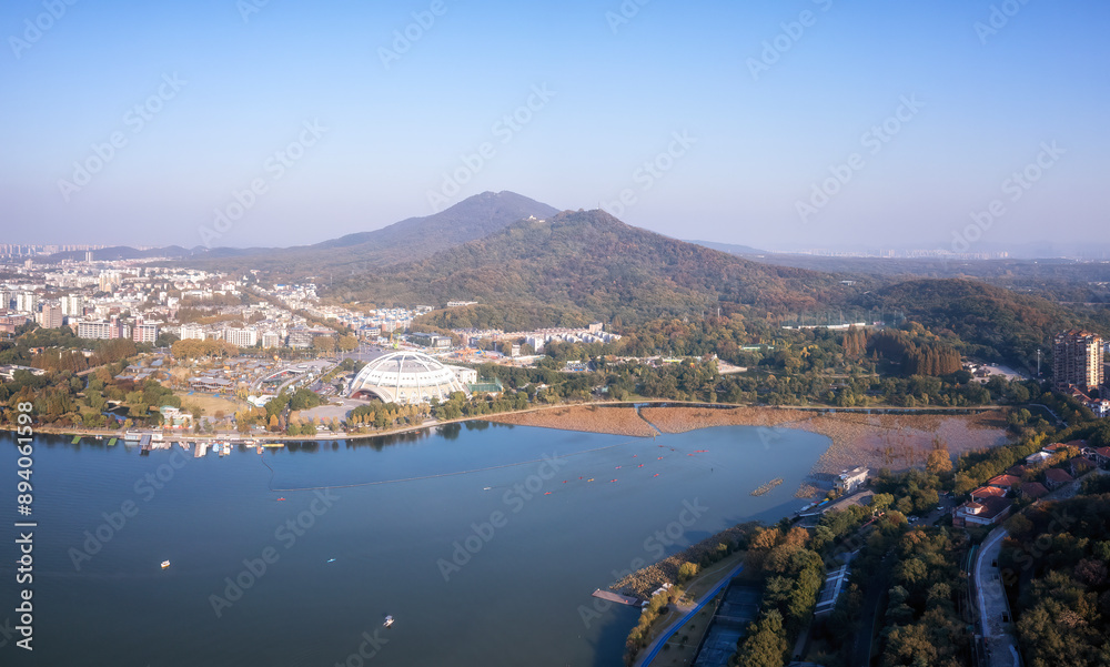 Obraz premium Panoramic View of City, Lake, and Mountain Under Clear Sky