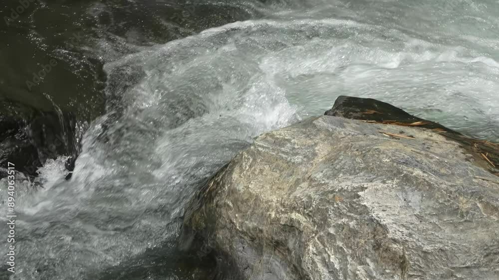 Rio turbulento pasando entre las piedras Rio turbulento pasando entre las piedras