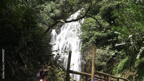 Cascada cayendo de la montaña en un bosque tropical