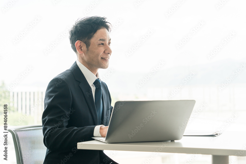 オフィスのデスクに座り打ち合わせ・会議を行う中年のビジネスマン男性
オフィスのデスクに座り打ち合わせ・会議を行う中年のビジネスマン男性