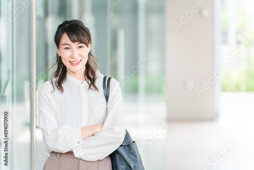Free Download 大企業に出社・通勤・出勤する充実したビジネスウーマン・キャリアウーマン（フレックス・自由・福利厚生）
 - GFXLoad