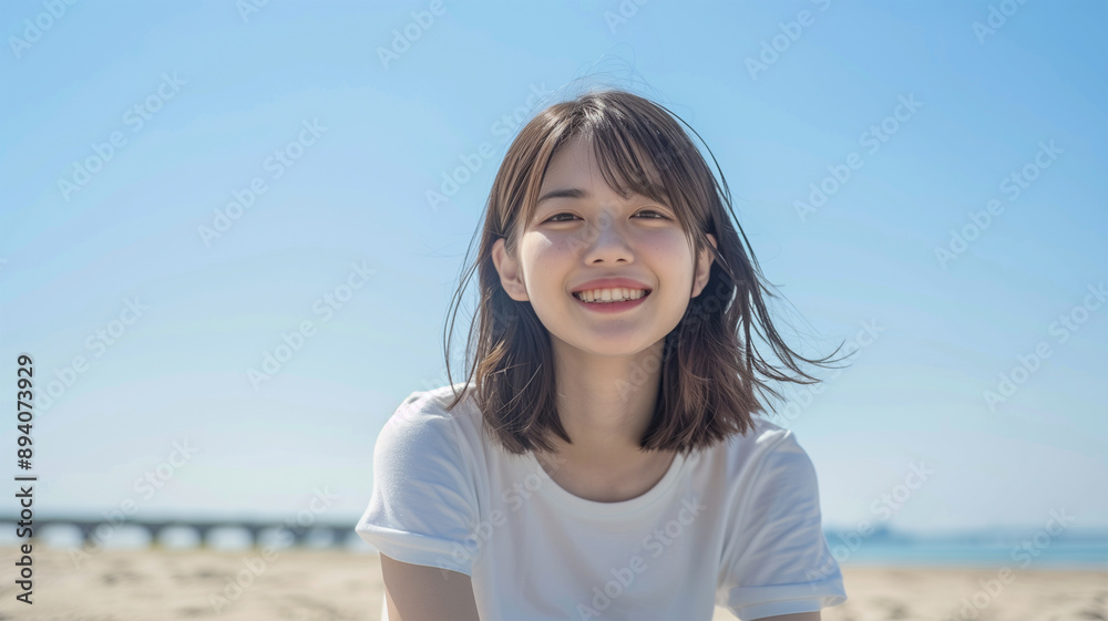 青空のビーチで微笑む若い女性 青空のビーチで微笑む若い女性