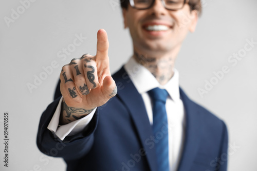 Young businessman using vir...